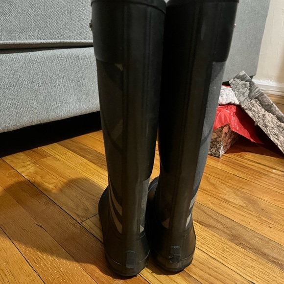 Burberry Rain boots, size 6.5, runs true to size. - Picture 5 of 6